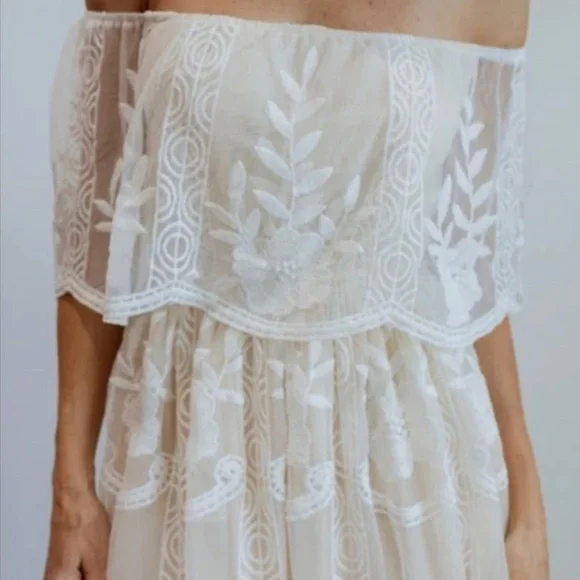 XS NWT Baltic Born Maxi Dress Off White Cream Lace Maxi Guinevere Off Shoulder - Picture 3 of 16